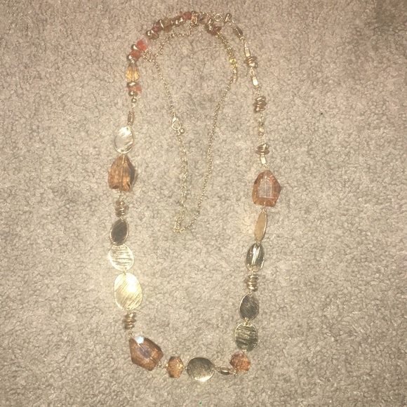 Jewelry - Stunning Necklace w Goldtone pieces & Clear beads